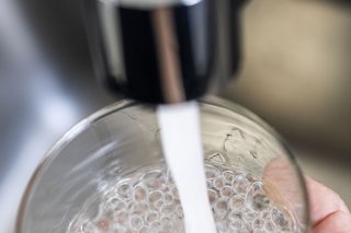 L'eau de surface est menacée par la pollution atmosphérique et l'agriculture (archives). KEYSTONE/CHRISTIAN BEUTLER